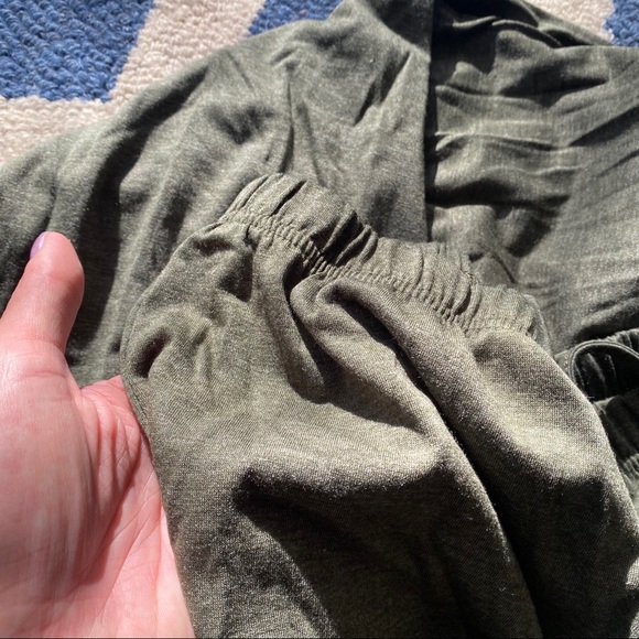 🍃 CASUAL ARMY GREEN LOOSE FIT TOP + SWEATPANTS 2 PIECE SET! - Picture 4 of 4